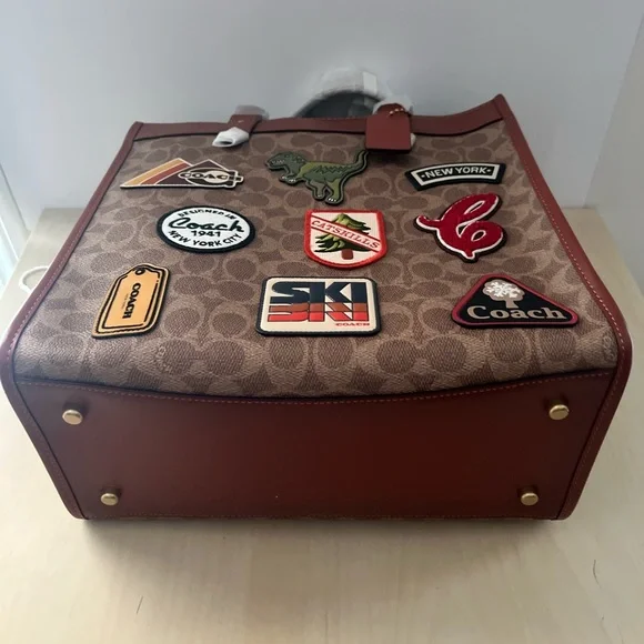 New Coach Field Tote In Signature Canvas With Patches - Picture 6 of 7